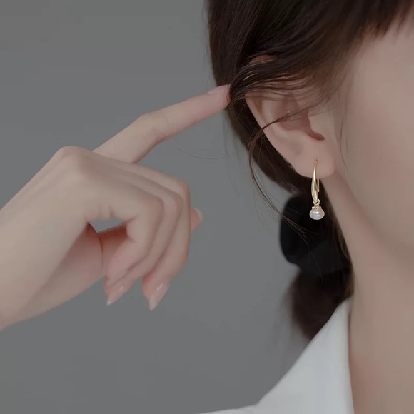 Natural Pearl drop earrings - real 18k gold plated on 925 sterling silver - Picture 4 of 12